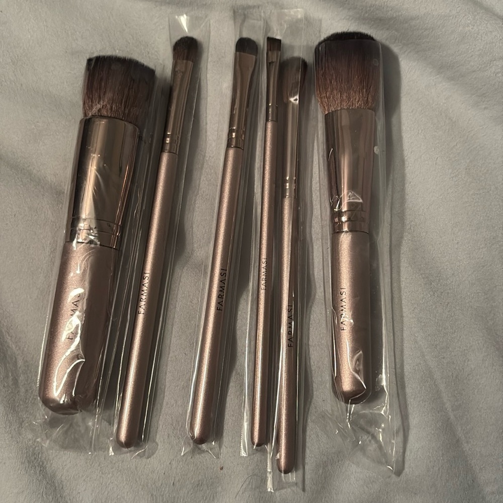 Farmasi makeup brushes